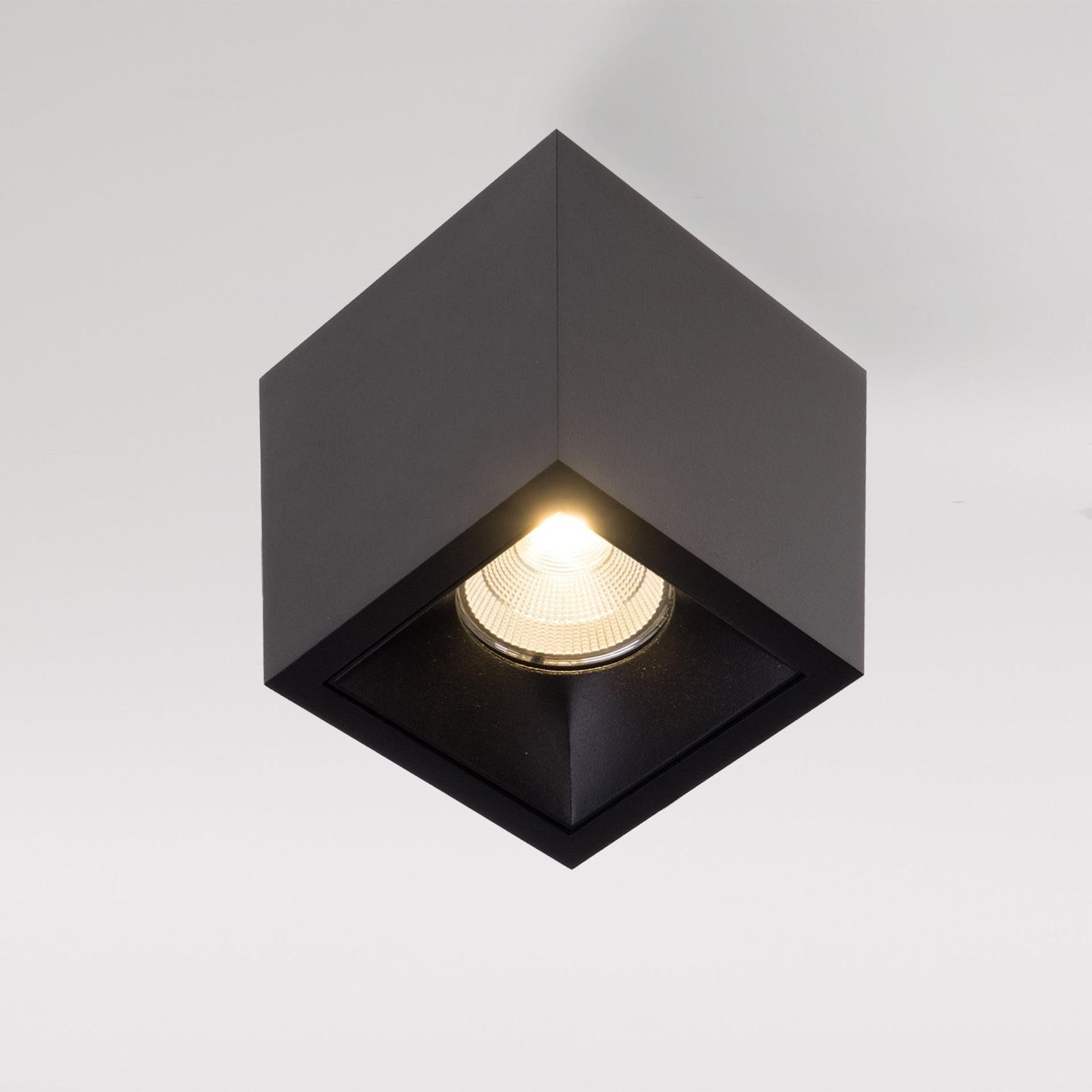 lampa LED oświetlenie techniczne kuchnia łazienka salon sypialnia